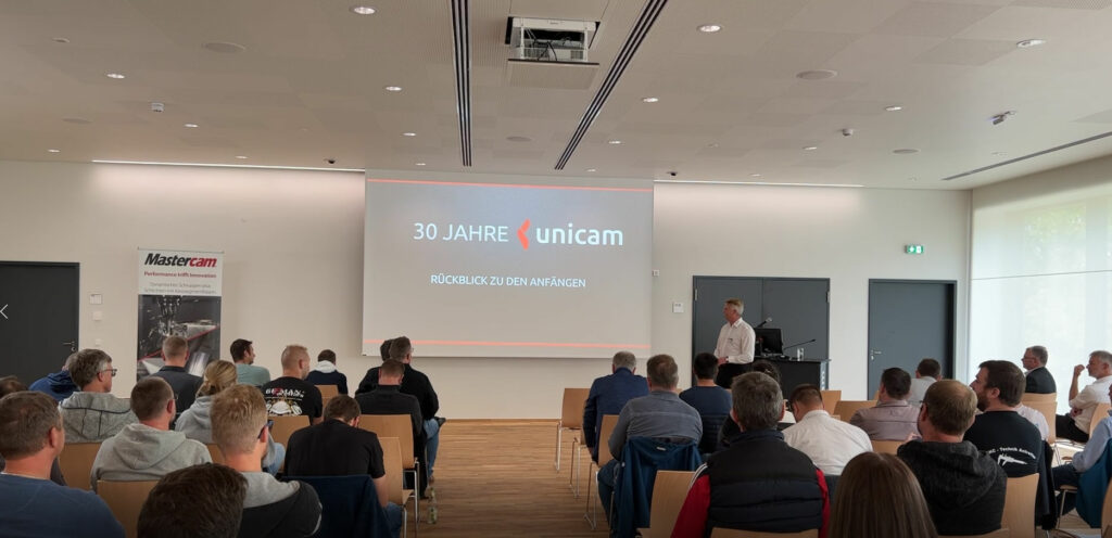 Blick auf die Leinwand des unicam Kundentag 2022 im Hopfensaal Georgensgmünd